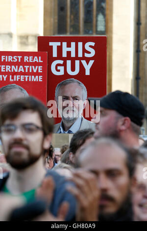 Bristol, UK, 8. August 2016. Bei einer Kundgebung in College Green, Bristol ist ein Jeremy Corbyn Plakat abgebildet. Die Rallye fand statt, so dass Jeremy Corbyn konnte mit Labour-Parteimitglieder engagieren und erklären sie die Gründe, warum er sollte, wiedergewählt Führer der Labour Party und wie ein Corbyn Regierung führte Großbritannien verwandeln konnte. Bildnachweis: Lynchpics/Alamy Live-Nachrichten Stockfoto