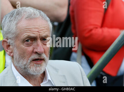 Bristol, UK, 8. August 2016. Jeremy Corbyn ist abgebildet, wie er wartet, Anhängern zu einer Kundgebung in College Green, Bristol zu sprechen. Die Rallye fand statt, so dass Jeremy Corbyn konnte mit Labour-Parteimitglieder engagieren und erklären sie die Gründe, warum er sollte, wiedergewählt Führer der Labour Party und wie ein Corbyn Regierung führte Großbritannien verwandeln konnte. Bildnachweis: Lynchpics/Alamy Live-Nachrichten Stockfoto