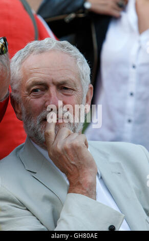 Bristol, UK, 8. August 2016. Jeremy Corbyn ist abgebildet, wie er wartet, Anhängern zu einer Kundgebung in College Green, Bristol zu sprechen. Die Rallye fand statt, so dass Jeremy Corbyn konnte mit Labour-Parteimitglieder engagieren und erklären sie die Gründe, warum er sollte, wiedergewählt Führer der Labour Party und wie ein Corbyn Regierung führte Großbritannien verwandeln konnte. Bildnachweis: Lynchpics/Alamy Live-Nachrichten Stockfoto