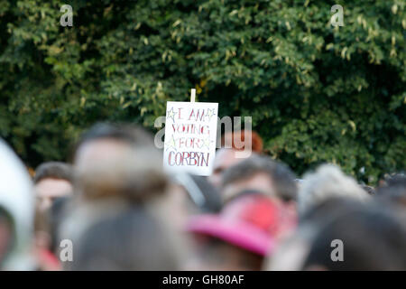 Bristol, UK, 8. August 2016. Bei einer Kundgebung in College Green, Bristol ist ein pro Jeremy Corbyn Plakat abgebildet. Die Rallye fand statt, so dass Jeremy Corbyn konnte mit Labour-Parteimitglieder engagieren und erklären sie die Gründe, warum er sollte, wiedergewählt Führer der Labour Party und wie ein Corbyn Regierung führte Großbritannien verwandeln konnte. Bildnachweis: Lynchpics/Alamy Live-Nachrichten Stockfoto