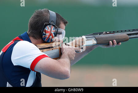 (160808) - RIO DE JANEIRO, 8 August, 2016(Xinhua)--Großbritanniens Edward Ling konkurriert, während die Männer Falle Finale des Schießens auf den Rio Olympischen Spielen 2016 in Rio De Janeiro, Brasilien, 8. August 2016. Edward Ling gewann die Bronzemedaille. (Xinhua/Wang Lili) Stockfoto