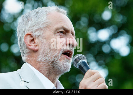 Bristol, UK, 8. August 2016. Jeremy Corbyn abgebildet ist, im Gespräch mit Fans bei einer Kundgebung in College Green, Bristol. Die Rallye fand statt, so dass Jeremy Corbyn konnte mit Labour-Parteimitglieder engagieren und erklären sie die Gründe, warum er sollte, wiedergewählt Führer der Labour Party und wie ein Corbyn Regierung führte Großbritannien verwandeln konnte. Bildnachweis: Lynchpics/Alamy Live-Nachrichten Stockfoto