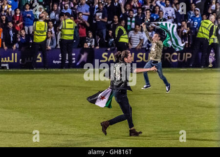 London, UK. 8. August 2016. Demonstrant dringt Tonhöhe hält Flagge Syriens im saudischen Super Cup Fußballspiel Finale Al-Ahli Vs Al-Hilal im Craven Cottage, Fulham Football Club Credit: Guy Corbishley/Alamy Live News Stockfoto