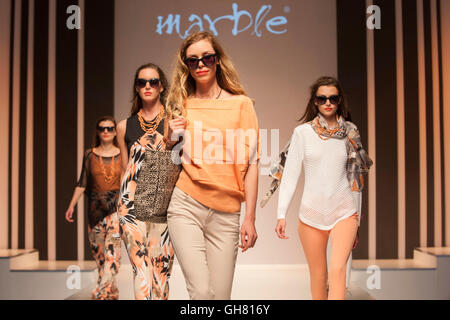 Modenschau Modelle tragen Designs von Marmor auf dem Laufsteg Womenswear bei Moda Frühjahr Sommer 2017, NEC Birmingham, Großbritannien. Bildnachweis: Antony Brennnessel/Alamy Live-Nachrichten Stockfoto
