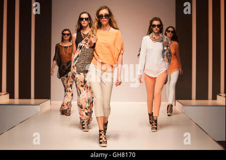 Mode-Modelle tragen Designs von Marmor auf dem Laufsteg Womenswear bei Moda Frühjahr Sommer 2017, NEC Birmingham, UK. Bildnachweis: Antony Brennnessel/Alamy Live-Nachrichten Stockfoto