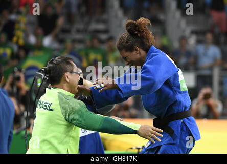 Rio De Janeiro, Brasilien. 8. August 2016. Rafaela Silva (R) von Brasilien feiert mit ihrem Trainer nach den Frauen bis 57 kg Judo endgültig an den Rio Olympischen Spielen 2016 in Rio De Janeiro, Brasilien, am 8. August 2016. Rafaela Silva gewann die Goldmedaille.? Xinhua/Wu Wei? (Xr) Bildnachweis: Xinhua/Alamy Live-Nachrichten Stockfoto