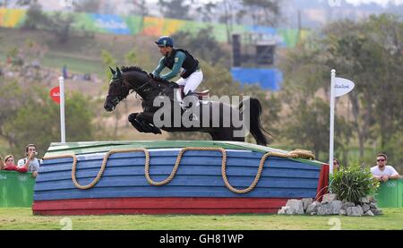 Rio De Janeiro, Brasilien. 8. August 2016. Zaun 28. Ruy Fonseca (BRA) TOM BOMBADILL zu reiten. Reitsport Vielseitigkeitsreiten Cross Country (XC). Olympic Equestrian Centre. Deodoro. Bildnachweis: Sport In Bilder/Alamy Live-Nachrichten Stockfoto