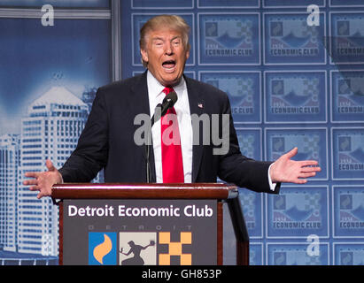 Detroit, USA. 8. August 2016. (Recrop) Republikanische Präsidentschaftskandidat Donald Trump spricht an der ökonomischen Verein auf Montag, 8. August 2016 in der Cobo Hall in der Innenstadt von Detroit. : Bildnachweis Elaine Cromie/DPA: Dpa picture-Alliance/Alamy Live News Stockfoto