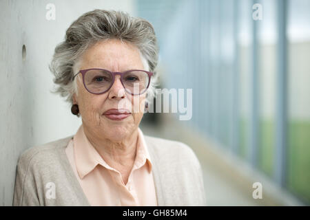 Neuss, Deutschland. 5. Juli 2016. Mitglied des Verwaltungsrates der Langen Foundation, Sabine Langen-Crasemann, Posen in der Stiftung Ausstellungsgebäude in Neuss, Deutschland, 5. Juli 2016. Foto: MARIUS BECKER/Dpa/Alamy Live News Stockfoto