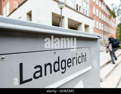 Datei - ein Datei-Bild vom 23. September 2015 zeigt das Wort "Landgericht" für ein Postfach am Eingang das Landgericht in Kiel, Deutschland. Der Prozess gegen einen Mann Verdacht des Missbrauchs ein vier Jahre altes in Boostedt Flüchtlingsheim beginnt 9. August 2016. Foto: MARKUS SCHOLZ/dpa Stockfoto