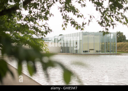 Neuss, Deutschland. 5. Juli 2016. Die Langen Foundation Ausstellungsgebäude, entworfen von dem japanischen Architekten Tadao Ando, können auf dem Gelände des ehemaligen NATO-Rakete in der Nähe von Neuss, Deutschland, 5. Juli 2016 zu sehen. Foto: MARIUS BECKER/Dpa/Alamy Live News Stockfoto