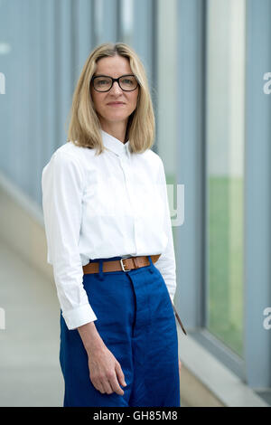 Neuss, Deutschland. 5. Juli 2016. Der künstlerische Leiter der Langen Foundation, Christiane Maria Schneider, Posen in der Stiftung Ausstellungsgebäude in Neuss, Deutschland, 5. Juli 2016. Foto: MARIUS BECKER/Dpa/Alamy Live News Stockfoto