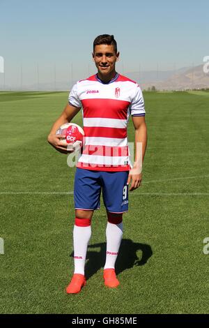 Granada, Spanien. 08 Aug, 2016. Argentinischen Stürmer Ezequiel Ponce präsentiert als neuer Spieler der spanischen La Liga Verein Granada CF. Der Player ist ein Darlehen vom italienischen Verein AS Rom. 8. August 2016 Stockfoto