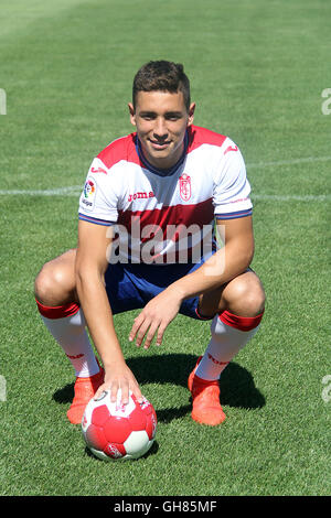 Granada, Spanien. 08 Aug, 2016. Argentinischen Stürmer Ezequiel Ponce präsentiert als neuer Spieler der spanischen La Liga Verein Granada CF. Der Player ist ein Darlehen vom italienischen Verein AS Rom. 8. August 2016 Stockfoto