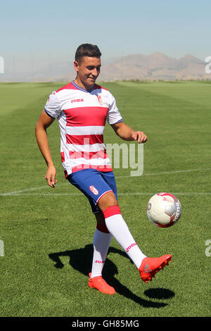 Granada, Spanien. 08 Aug, 2016. Argentinischen Stürmer Ezequiel Ponce präsentiert als neuer Spieler der spanischen La Liga Verein Granada CF. Der Player ist ein Darlehen vom italienischen Verein AS Rom. 8. August 2016 Stockfoto