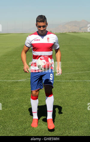 Granada, Spanien. 08 Aug, 2016. Argentinischen Stürmer Ezequiel Ponce präsentiert als neuer Spieler der spanischen La Liga Verein Granada CF. Der Player ist ein Darlehen vom italienischen Verein AS Rom. 8. August 2016 Stockfoto