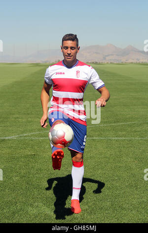 Granada, Spanien. 08 Aug, 2016. Argentinischen Stürmer Ezequiel Ponce präsentiert als neuer Spieler der spanischen La Liga Verein Granada CF. Der Player ist ein Darlehen vom italienischen Verein AS Rom. 8. August 2016 Stockfoto