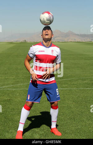 Granada, Spanien. 08 Aug, 2016. Argentinischen Stürmer Ezequiel Ponce präsentiert als neuer Spieler der spanischen La Liga Verein Granada CF. Der Player ist ein Darlehen vom italienischen Verein AS Rom. 8. August 2016 Stockfoto