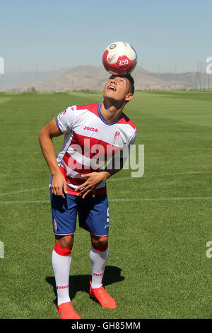 Granada, Spanien. 08 Aug, 2016. Argentinischen Stürmer Ezequiel Ponce präsentiert als neuer Spieler der spanischen La Liga Verein Granada CF. Der Player ist ein Darlehen vom italienischen Verein AS Rom. 8. August 2016 Stockfoto