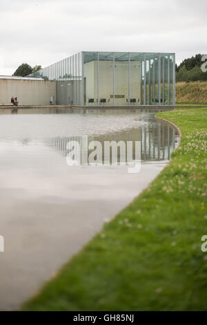 Neuss, Deutschland. 5. Juli 2016. Die Langen Foundation Ausstellungsgebäude, entworfen von dem japanischen Architekten Tadao Ando, können auf dem Gelände des ehemaligen NATO-Rakete in der Nähe von Neuss, Deutschland, 5. Juli 2016 zu sehen. Foto: MARIUS BECKER/Dpa/Alamy Live News Stockfoto