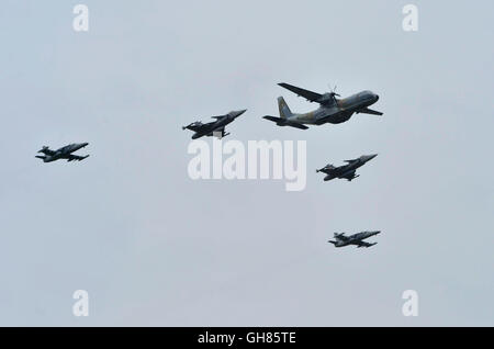 Prag, Tschechische Republik. 9. August 2016. Feierliche Parade anlässlich der Ersatz von Libor Stefanik von Jaromir Sebesta als tschechische Luftwaffe Kommandant, in Prag, Tschechische Republik, am 8. August 2016. © Michal Dolezal/CTK Foto/Alamy Live-Nachrichten Stockfoto