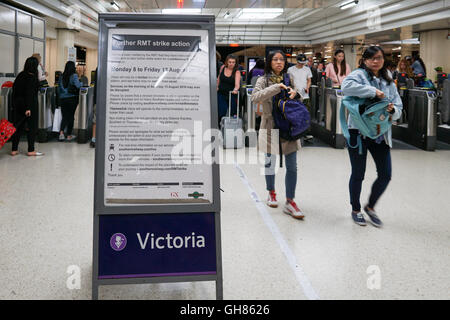 London, England, UK, 9. August 2016: südlichen Bahn Streik an der Victoria Station und von und Brighton und Gatwick Flughafen Dat haben irgendwelche Gedanken beeinflussen als Zug wie üblich, London, UK. Foto: siehe Li Stockfoto