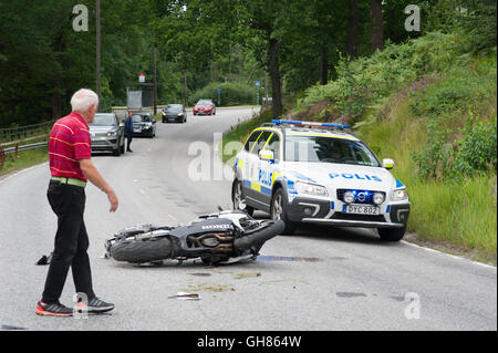 Gustavsberg, Schweden, 9. August 2016. Motorrad-Unfall, wo der Treiber Weg von der Szene ausgeführt hat. Bildnachweis: Barbro Bergfeldt/Alamy Live-Nachrichten Stockfoto