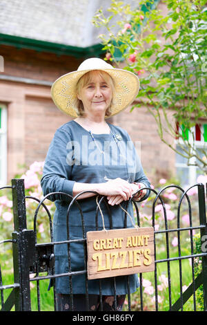 Edinburgh, Schottland. 9. August 2016. Foto-Shooting von Teetasse reist, schießen neue TV-Serie von CBeebies Kinder Favorit. Standort West Garden Princess Street. Abgebildete Gemma Jones. Bildnachweis: Pako Mera/Alamy Live-Nachrichten Stockfoto