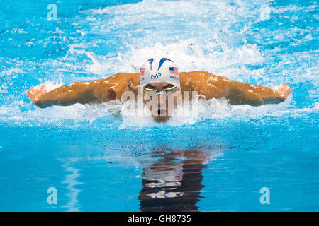Rio De Janeiro, Brasilien. 8. August 2016. Michael Phelps (USA) im Wettbewerb mit den 200m Schmetterling bei den Olympischen Sommerspielen 2016. Bildnachweis: PCN Fotografie/Alamy Live-Nachrichten Stockfoto