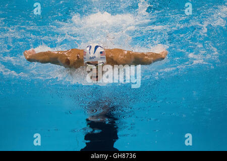 Rio De Janeiro, Brasilien. 8. August 2016. Michael Phelps (USA) im Wettbewerb mit den 200m Schmetterling bei den Olympischen Sommerspielen 2016. Bildnachweis: PCN Fotografie/Alamy Live-Nachrichten Stockfoto