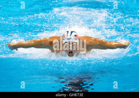 Rio De Janeiro, Brasilien. 8. August 2016. Michael Phelps (USA) im Wettbewerb mit den 200m Schmetterling bei den Olympischen Sommerspielen 2016. Bildnachweis: PCN Fotografie/Alamy Live-Nachrichten Stockfoto