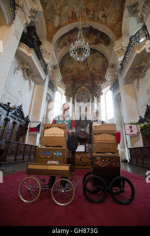 Prag, Tschechische Republik. 9. August 2016. Die Teilnehmer des internationalen Drehorgel Spieler Festivals stellen im St.-Nikolaus-Kirche in Prag, Tschechische Republik, 9. August 2016. © Katerina Sulova/CTK Foto/Alamy Live-Nachrichten Stockfoto