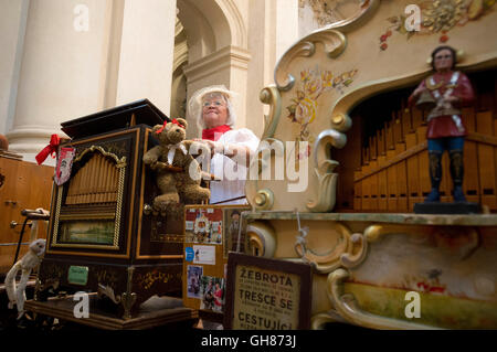 Prag, Tschechische Republik. 9. August 2016. Die Teilnehmer des internationalen Drehorgel Spieler Festivals stellen im St.-Nikolaus-Kirche in Prag, Tschechische Republik, 9. August 2016. © Katerina Sulova/CTK Foto/Alamy Live-Nachrichten Stockfoto