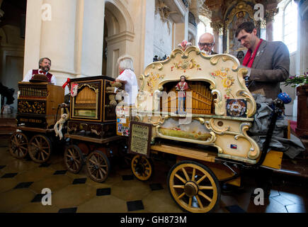 Prag, Tschechische Republik. 9. August 2016. Die Teilnehmer des internationalen Drehorgel Spieler Festivals stellen im St.-Nikolaus-Kirche in Prag, Tschechische Republik, 9. August 2016. © Katerina Sulova/CTK Foto/Alamy Live-Nachrichten Stockfoto