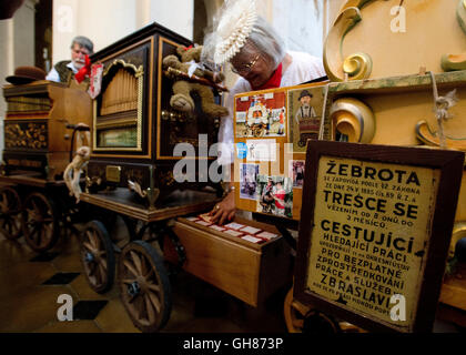 Prag, Tschechische Republik. 9. August 2016. Die Teilnehmer des internationalen Drehorgel Spieler Festivals stellen im St.-Nikolaus-Kirche in Prag, Tschechische Republik, 9. August 2016. © Katerina Sulova/CTK Foto/Alamy Live-Nachrichten Stockfoto