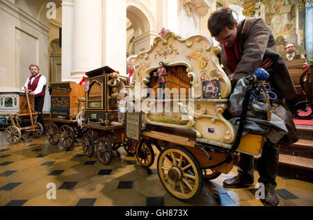 Prag, Tschechische Republik. 9. August 2016. Die Teilnehmer des internationalen Drehorgel Spieler Festivals stellen im St.-Nikolaus-Kirche in Prag, Tschechische Republik, 9. August 2016. © Katerina Sulova/CTK Foto/Alamy Live-Nachrichten Stockfoto