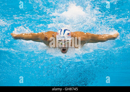Rio De Janeiro, Brasilien. 8. August 2016. Michael Phelps (USA) im Wettbewerb mit den 200m Schmetterling bei den Olympischen Sommerspielen 2016. Bildnachweis: PCN Fotografie/Alamy Live-Nachrichten Stockfoto