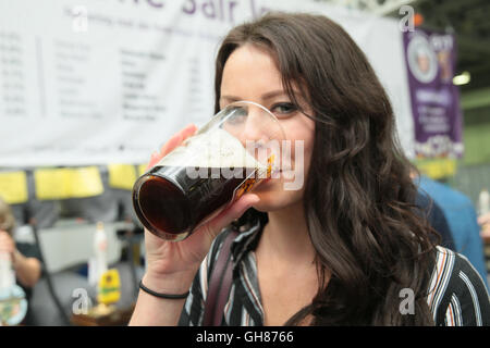 London, UK. 9. August 2016. Londoner Olympia öffnete seine Türen für die The Great British Beer Festival, organisiert von der Kampagne für Real Ale (CAMRA) und bietet dem Besucher über 900 real Ale, Apfelwein, Birnenmoste (alkoholisches Getränk mit Birnen), internationale Biere sowie Musik, Essen und traditionellen PUB games Credit: Paul Quezada-Neiman/Alamy Live News Stockfoto