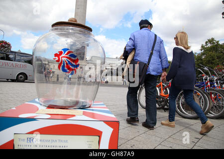 Trafalgar Square, London, UK. 9. August 2016. -Die BFG Traum Jar Trail auf dem Trafalgar Square. Die Straßen von London sind mit magischen Riesen Traum Gläser, Roald Dahls 100. Geburtstag und die BFG Kinostart feiern verwandelt. Bildnachweis: Dinendra Haria/Alamy Live-Nachrichten Stockfoto