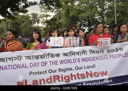 Dhaka, Bangladesch. 9. August 2016. Bangladeshi indigenen Menschen versammeln sich auf einer großen Kundgebung anlässlich des internationalen Tages der indigenen Völker der Welt in Dhaka, Bangladesch. Am 9. August 2016 Credit: Mamunur Rashid/Alamy Live-Nachrichten Stockfoto