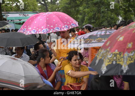 Bangladeshi indigenen Menschen versammeln sich auf einer großen Kundgebung anlässlich des internationalen Tages der indigenen Völker der Welt in Dhaka, Bangladesch. Am 9. August 2016 Stockfoto