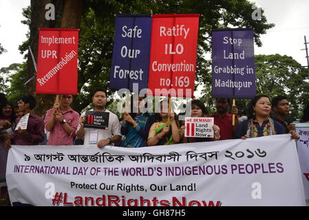 Dhaka, Bangladesch. 9. August 2016. Bangladeshi indigenen Menschen versammeln sich auf einer großen Kundgebung anlässlich des internationalen Tages der indigenen Völker der Welt in Dhaka, Bangladesch. Am 9. August 2016 Credit: Mamunur Rashid/Alamy Live-Nachrichten Stockfoto