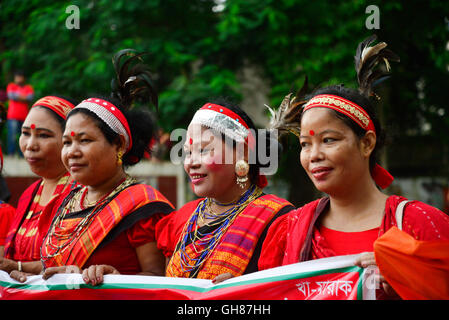 Dhaka, Bangladesch. 9. August 2016. Bangladeshi indigenen Menschen versammeln sich auf einer großen Kundgebung anlässlich des internationalen Tages der indigenen Völker der Welt in Dhaka, Bangladesch. Am 9. August 2016 Credit: Mamunur Rashid/Alamy Live-Nachrichten Stockfoto