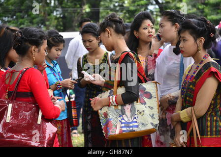 Dhaka, Bangladesch. 9. August 2016. Bangladeshi indigenen Menschen versammeln sich auf einer großen Kundgebung anlässlich des internationalen Tages der indigenen Völker der Welt in Dhaka, Bangladesch. Am 9. August 2016 Credit: Mamunur Rashid/Alamy Live-Nachrichten Stockfoto