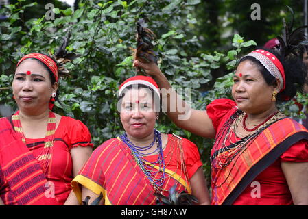 Dhaka, Bangladesch. 9. August 2016. Bangladeshi indigenen Menschen versammeln sich auf einer großen Kundgebung anlässlich des internationalen Tages der indigenen Völker der Welt in Dhaka, Bangladesch. Am 9. August 2016 Credit: Mamunur Rashid/Alamy Live-Nachrichten Stockfoto