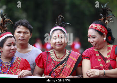 Dhaka, Bangladesch. 9. August 2016. Mitglieder der ethnischen Minderheiten Bangladeshs beobachten internationalen Tag der indigenen Völker der Welt auf zentrale Shaheed Minar an einem regnerischen Dienstag Morgen, Dhaka, Bangladesch, 9. August 2016. Bildnachweis: Suvra Kanti Das/ZUMA Draht/Alamy Live-Nachrichten Stockfoto