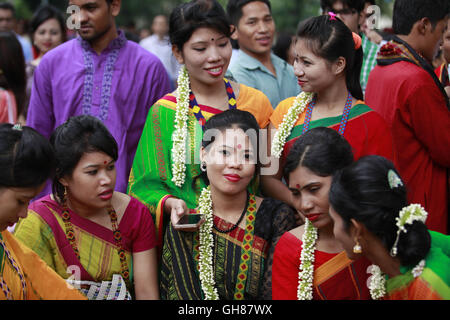 Dhaka, Bangladesch. 9. August 2016. Mädchen von einer indigenen Gruppe beteiligen sich weltweit indigene Day Feierlichkeiten in Dhaka, Bangladesh, 9. August 2016. Bildnachweis: Suvra Kanti Das/ZUMA Draht/Alamy Live-Nachrichten Stockfoto