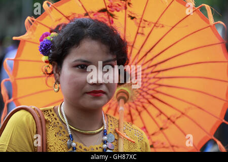 Dhaka, Bangladesch. 9. August 2016. Mädchen von einer indigenen Gruppe beteiligen sich weltweit indigene Day Feierlichkeiten in Dhaka, Bangladesh, 9. August 2016. Bildnachweis: Suvra Kanti Das/ZUMA Draht/Alamy Live-Nachrichten Stockfoto