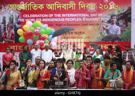 Dhaka, Bangladesch. 9. August 2016. Mitglieder der ethnischen Minderheiten Bangladeshs beobachten internationalen Tag der indigenen Völker der Welt auf zentrale Shaheed Minar an einem regnerischen Dienstag Morgen, Dhaka, Bangladesch, 9. August 2016. Bildnachweis: Suvra Kanti Das/ZUMA Draht/Alamy Live-Nachrichten Stockfoto