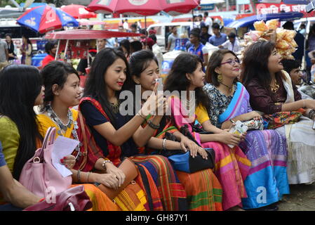 Dhaka, Bangladesch. 9. August 2016. Bangladeshi indigenen Menschen versammeln sich auf einer großen Kundgebung anlässlich des internationalen Tages der indigenen Völker der Welt in Dhaka, Bangladesch. Am 9. August 2016 Credit: Mamunur Rashid/Alamy Live-Nachrichten Stockfoto